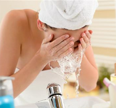 La différence entre le gel nettoyant et le nettoyant pour le visage