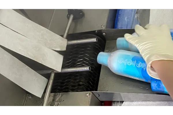 NETTOYAGE DES EMBALLAGES AVANT REMPLISSAGE DU GEL DOUCHE